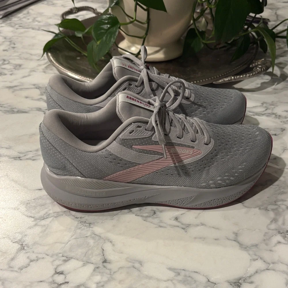 Brooks Women's Adrenaline 24 GTS Gray and Pink NWOT - Picture 2 of 8